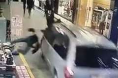 車が商店街を暴走し歩行者を撥ね飛ばす