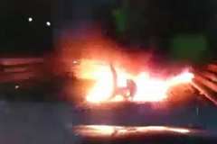 車とバイクの正面衝突でバイクが爆発炎上！・・・炎に包まれるライダー