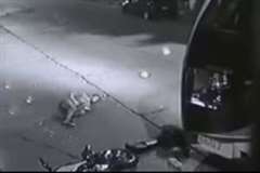 2人乗りのバイクと大型バスが正面衝突する