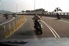 スクーターがカーブを曲がりきれなかった結果・・・