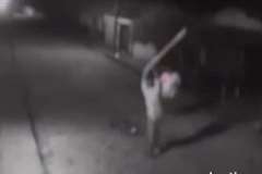 2人の男が女性を撲殺する瞬間を捉えた監視カメラの映像