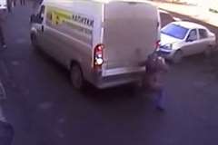 携帯電話で話をしていた女性がバックしてきた車に轢かれる