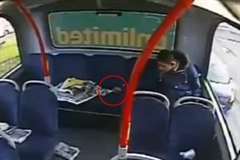 バスの車内に火をつける放火犯の犯行の瞬間を捉えた映像