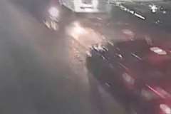 追い越しバイクとピックアップトラックが正面衝突する