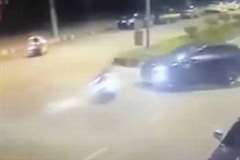 車線をまたいで右折する車にスクーターが突っ込み運転手死亡