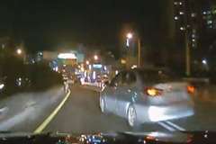 急加速した車が前方で車線変更した車に衝突する