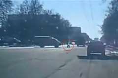 トラックが歩行者を押し倒しそのまま前方へと引きずっていく・・・