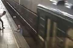 地下鉄の駅に設置してあるカメラが捉えた自殺映像