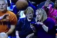 バスケットの試合を観戦中に携帯電話に見入っていたら・・・