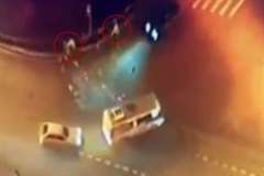 交差点で2人乗りのバイクとバスが衝突しバイクの2人が死亡