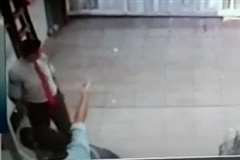 倉庫の中にトラックがバックで飛び込み中にいた男性を押し潰す