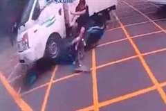 互いに死角で見えなかったトラックとスクーターが出会いがしらに衝突する