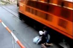 降りた遮断機の内側を歩いていた女性が列車に撥ねられる