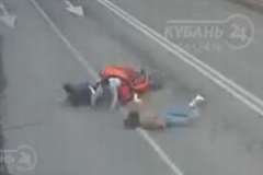 ２人乗りのスクーターが歩行者の女性を撥ねる