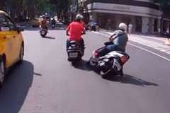 台湾で撮影された迷惑なスクーター運転手の映像 