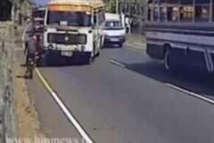 突然急ハンドルを切ったバスが自転車を壁に押し潰す