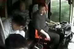 バスドライバーが乗客との雑談に夢中で余所見していた結果・・・