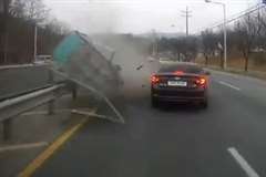 思わぬ災難・・・対向車からの落下物で事故が起こる