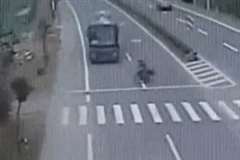 まるで自殺・・・道路を横断しようとしたバイクがバスと衝突する