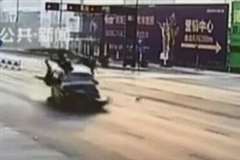 信号無視の車が３人乗りのバイクを撥ね飛ばす