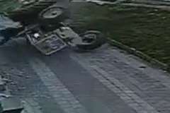 トラクターが土手を転げ落ち運転手が下敷きに・・・