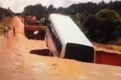 道路の陥没穴に落ちたバスが濁流に流される