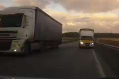 前方から2台並んで接近するトラックになす術なく正面衝突！