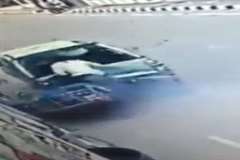 道路端に停車した車にバイクが激しく追突する