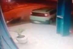 交差点内で車の側面に激しく衝突するバイク