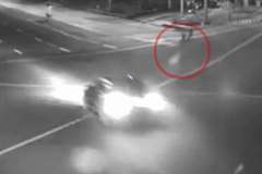 歩行者を激しく撥ね飛ばし逃走する車