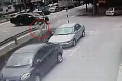 車との衝突を避けたバイクが用水路へとダイブする