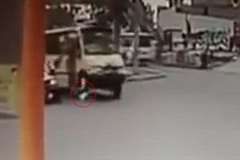 バスが目の前の歩行者を轢いてしまうも何事もなかったかのように走り去る