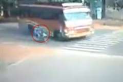 バスの右折に巻き込まれたバイク