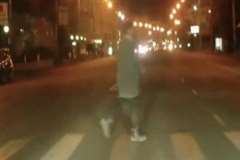 横断歩道を横断していた歩行者が車に撥ね飛ばされる