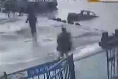 ピックアップトラックが川に飛び込みドライバー死亡