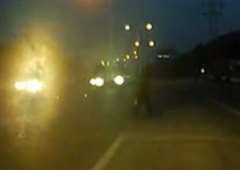 夜の道路で突然目の前に現れた歩行者を撥ねる