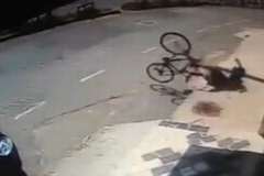 自転車が制御不能になり激しくクラッシュする