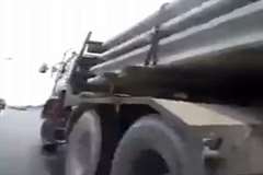 一歩間違えれば轢かれて死亡・・・危険すぎるバイクスタント