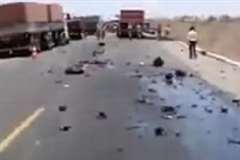 時速300キロでトラックと正面衝突したバイク