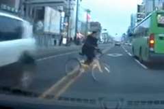 いきなり車道に飛び出した自転車が車に撥ねられる