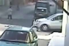 見通しがきかない狭い交差点で子供と車が出会いがしらに衝突する