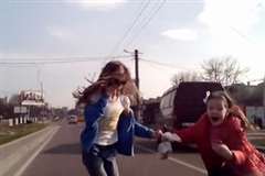 道路を横断していた女性が横断途中で引き返し車に撥ねられる