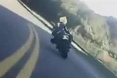 走り屋ライダーがセンターラインをはみ出し対向車と衝突する