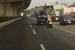 右折するトラックにバイクが激しく追突！