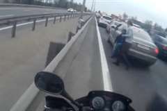 渋滞のすり抜けで一瞬 ヒヤリとさせられる映像