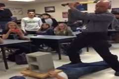 教室で教師が振り下ろした斧が生徒の股間に！！