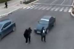 交差点の真ん中を悠々と歩いていた女性が車に撥ねられる