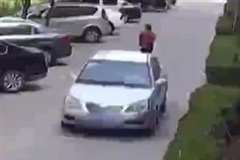 歩行者の女性がバックしてきた車に押し倒され引きずられて行く・・・