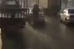 停車中の車に後続車が追突！・・・男性が挟まれ腰を負傷