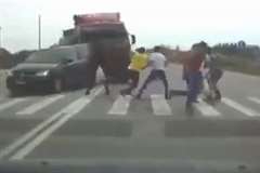 横断歩道上で暴走トラックに撥ね飛ばされる歩行者集団